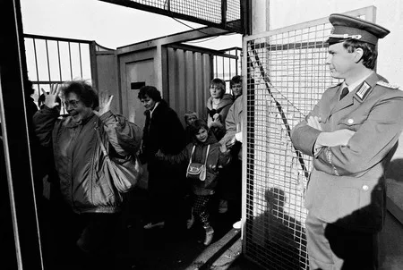 The fall of the Berlin wall. Кадр 5