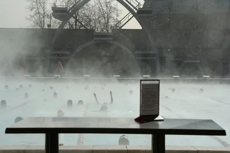 Isn’t it cold?. Кадр 4