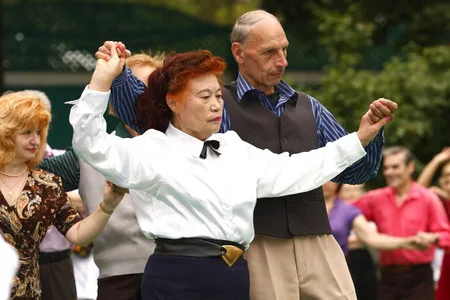 Dancing in Ermitazh garden. Кадр 6