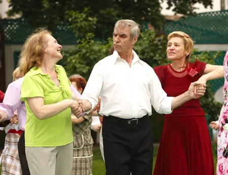 Dancing in Ermitazh garden. Кадр 8