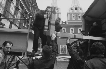 2004 март. Исторический музей. Разгрузка выставки «Москва-Берлин». Кадр 1