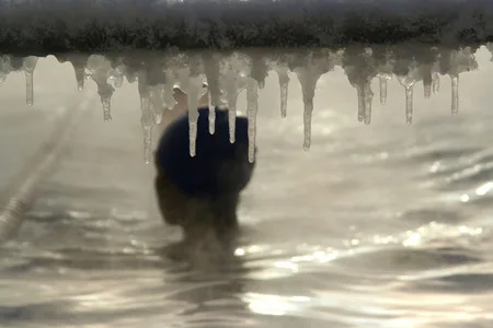 Isn’t it cold?. Кадр 11