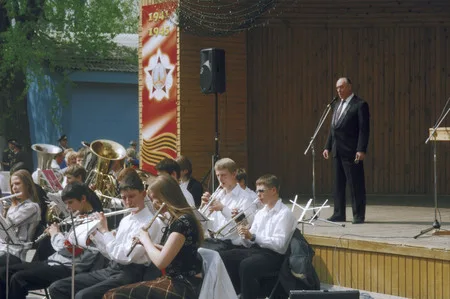 В городском саду играет духовой оркестр. Кадр 7
