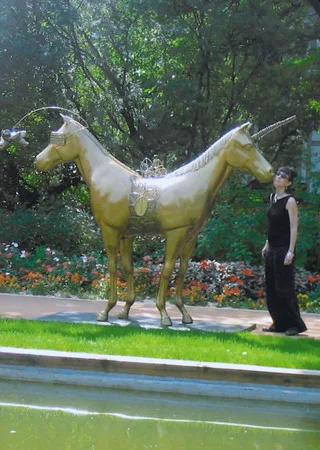 Horses in the city. Кадр 9