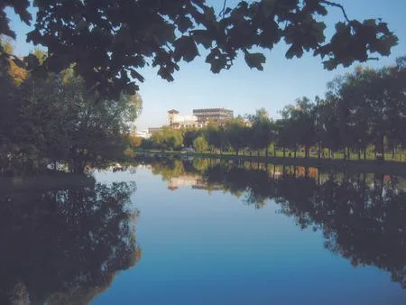 Indian summer in Drujba park. Кадр 5