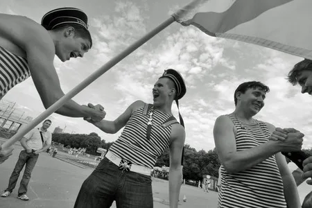 When sailors are singing. Кадр 1