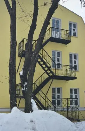 В центре. Кадр 3