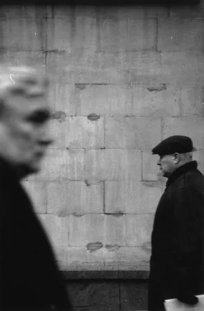 Some minutes of looking over passers-by. Кадр 9