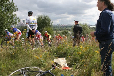 Goal is finish. World junior championship in cycle racing in Moscow. Кадр 1