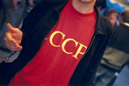 People in red. Кадр 18