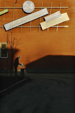 Bypassers. Кадр 4