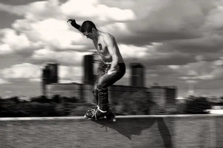 Sliding on the edge. Кадр 1