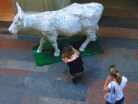 Cows in the GUM. Кадр 5