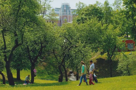 People at Tzaritzyno. Кадр 13