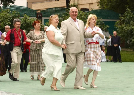 Dancing in Ermitazh garden. Кадр 1