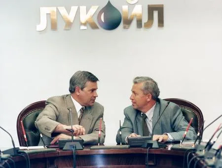 Different days. Different meetings. Кадр 2