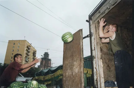 Person in the space of the city. (Totalrealism). Кадр 2