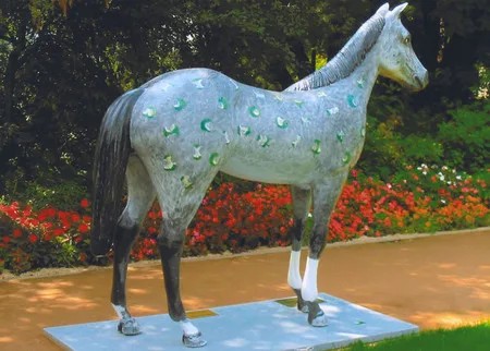 Horses in the city. Кадр 1