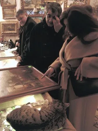 Tatyana Tolstaja in an antique shop. Кадр 8