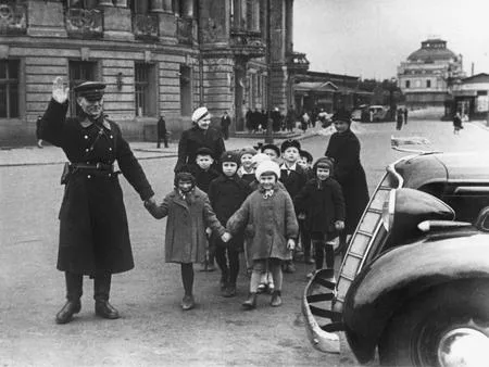 From a history of the Moscow militia. Кадр 10