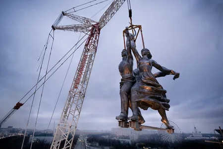 Реконструкция монумента «Рабочий и колхозница». Кадр 9