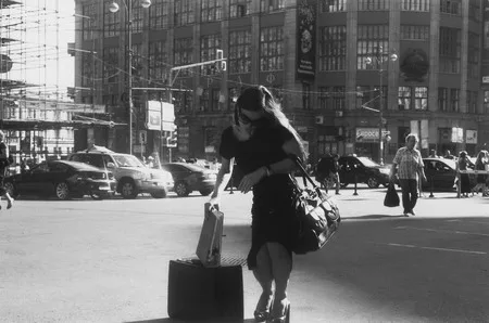 Beautiful people in a beautiful city. Кадр 13