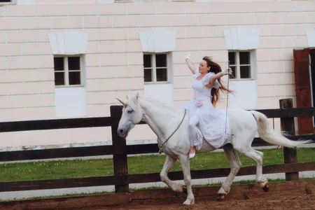 In a saddle. Кадр 4