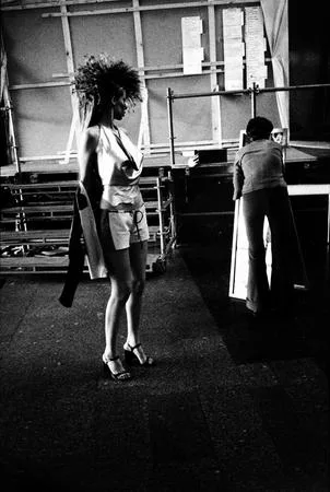 Behind side scenes AlboMODA 2001. Кадр 5