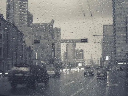 Rain in the city. Кадр 6