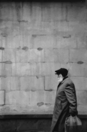 Some minutes of looking over passers-by. Кадр 6