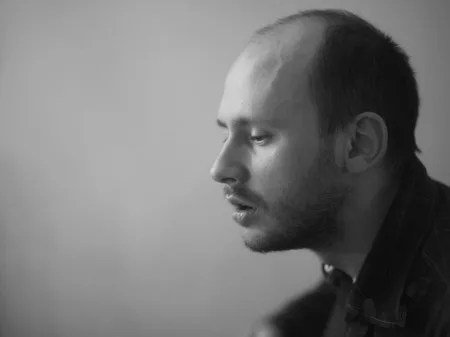 Men glance. Кадр 11