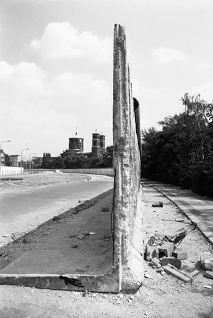 The fall of the Berlin wall. Кадр 16