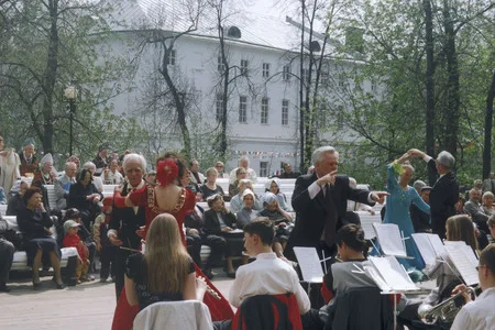 В городском саду играет духовой оркестр. Кадр 3