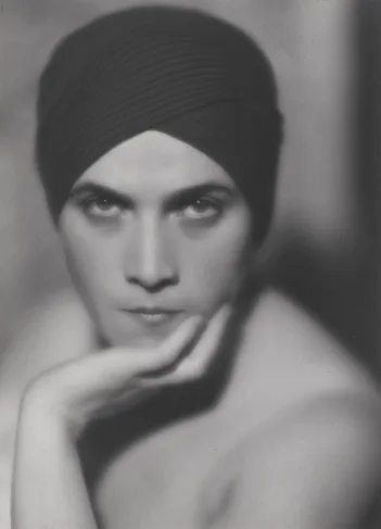 Это Париж! Модернизм в фотографии. 1920-1950. Из коллекции Кристиана Букре. Кадр 3