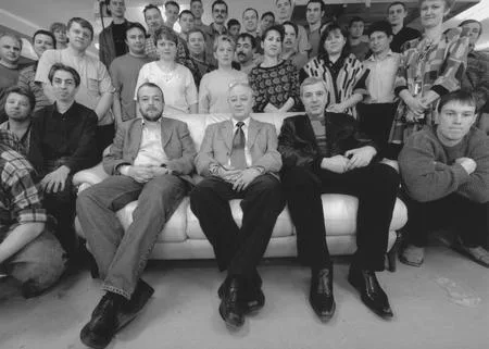 Business on a sofa. Кадр 1