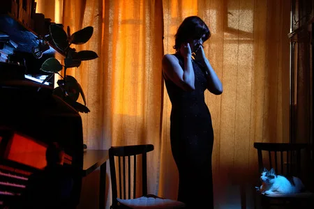 The girl and the TV. Кадр 5