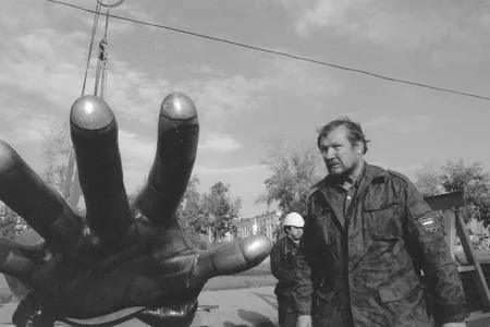 Рабочий и колхозница — сегодня и вчера. Кадр 13