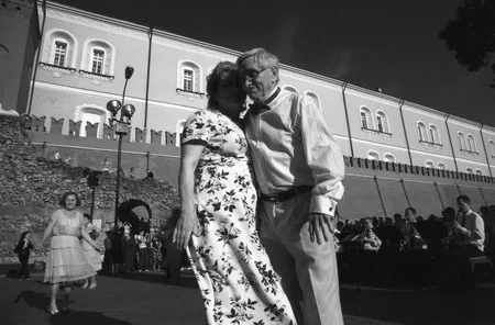 Dancing at Alexandrovsky Garden. Кадр 5