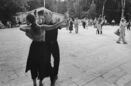 Потанцуем в Сокольниках. Кадр 3