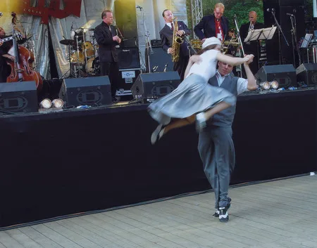 Dance everyone. Кадр 10