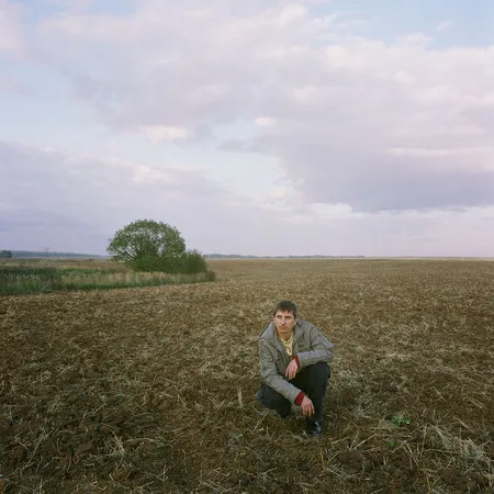 Alone in the field. Кадр 5