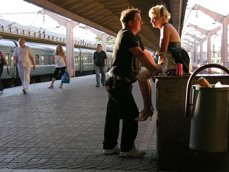 People of the train station. Кадр 9