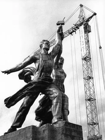 Last symbol of the Socialist realism. Кадр 6
