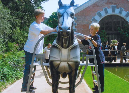 Horses in the city. Кадр 10