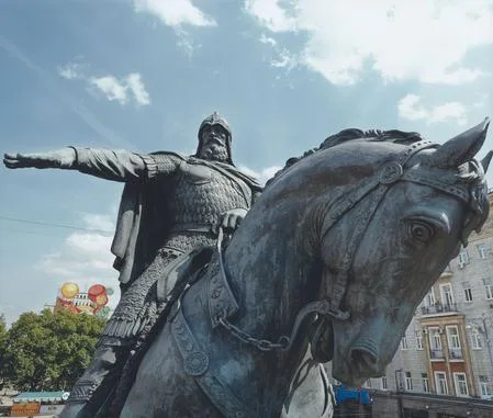 Monumental life of capital. Кадр 7