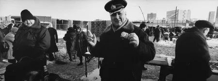 One day at the flea market. Кадр 5
