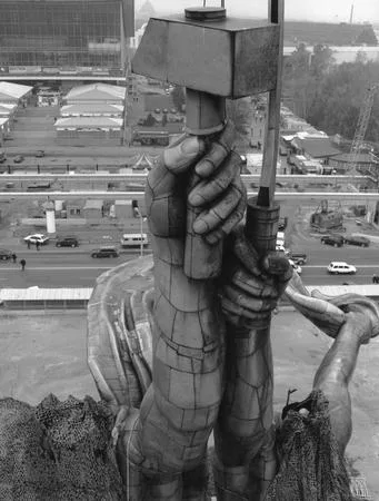 Last symbol of the Socialist realism. Кадр 7