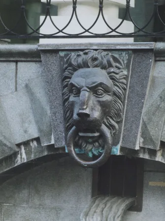 Lions images in an architectural decor of the Moscow. Кадр 2
