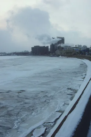 City — ice, river. Кадр 4
