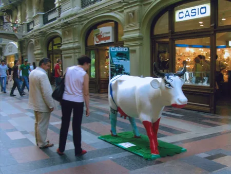 Cows in the GUM. Кадр 3